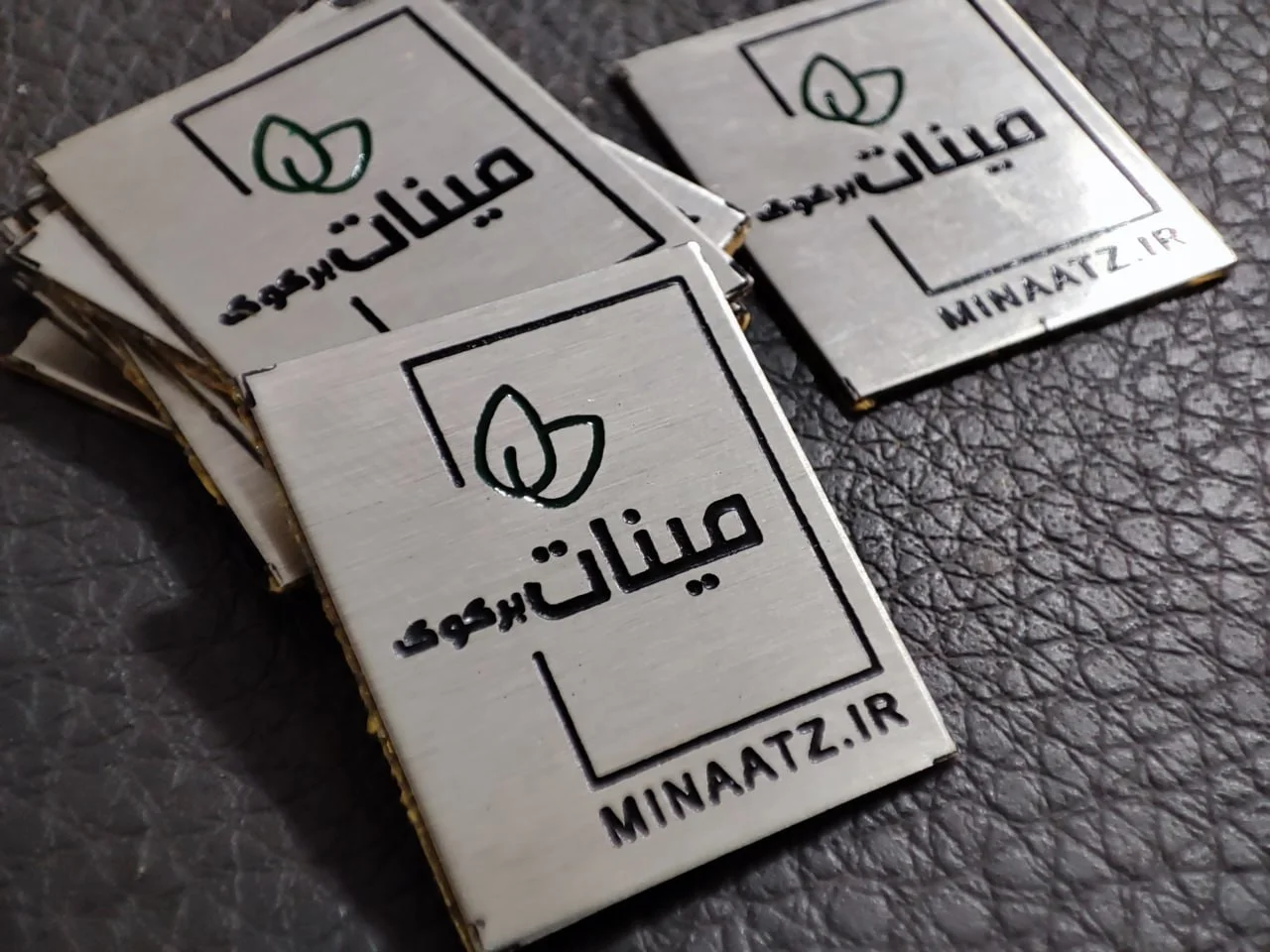پلاک فلزی لوگو
